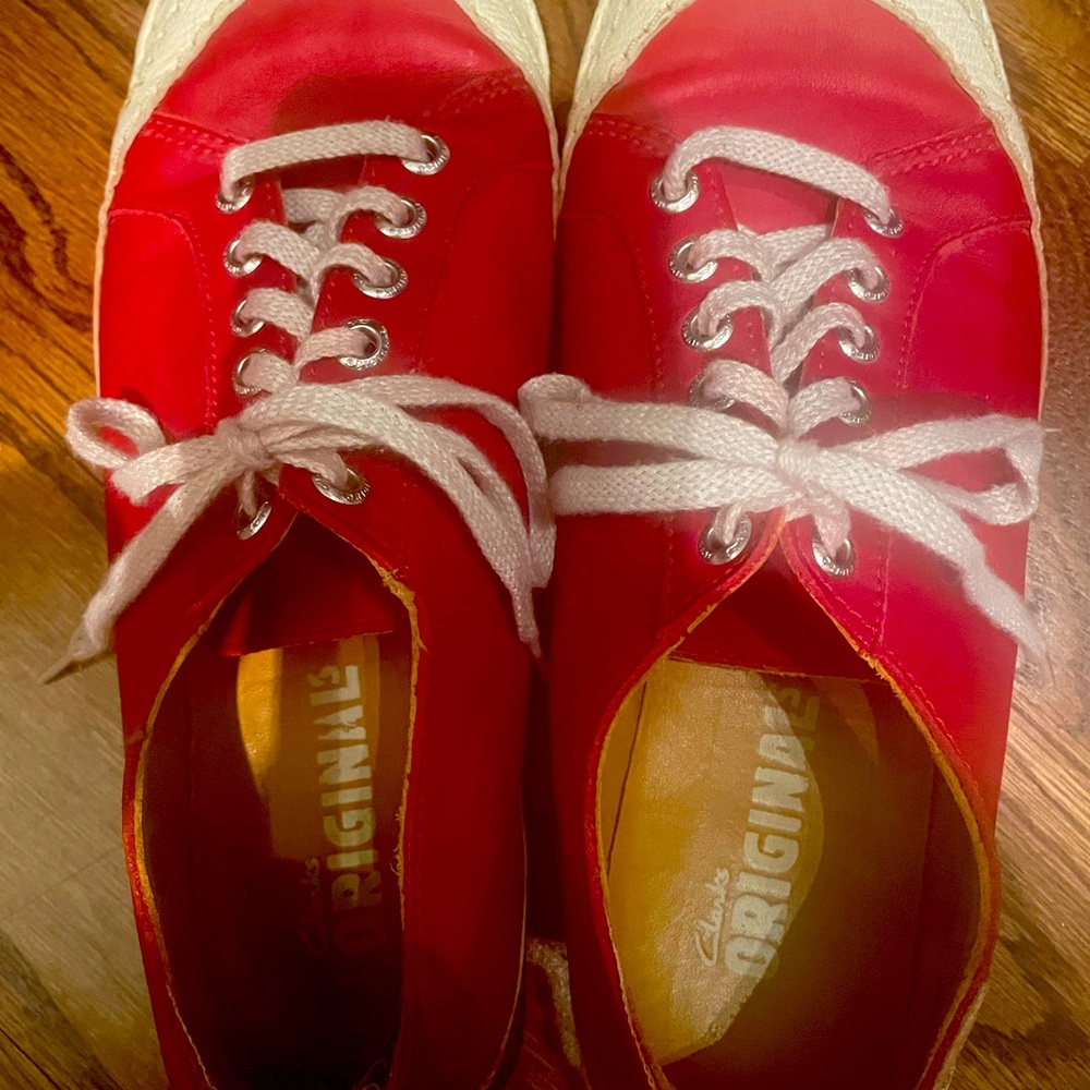 Clarks Original Sneaks in Classic Red